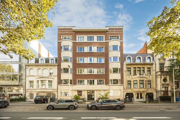 Uitzonderlijk gerenoveerd art-decoappartement van 212 m² met terras aan de Jan van Rijswijcklaan