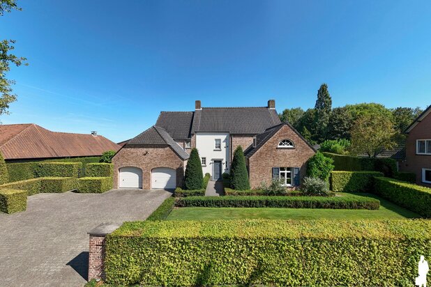 Luxe villa met een oppervlakte van 475m² op 1.383m² grond.