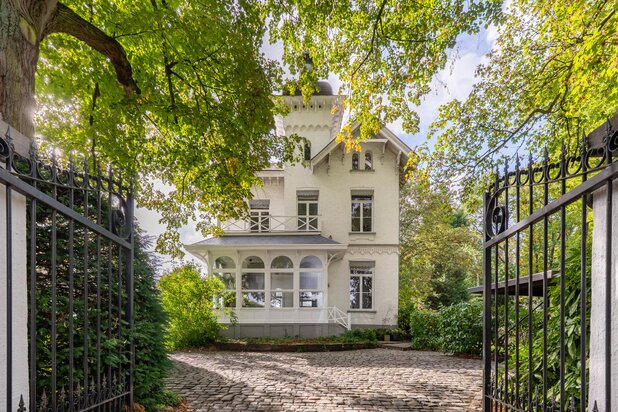Karaktervolle villa met torentje en ruime tuin in Kapellen