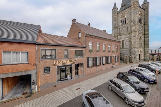 Karaktervolle burgerwoning met praktijk in Pajottegem