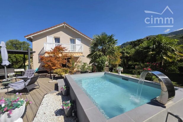 Villa individuelle de 149 m² avec piscine, espace indépendant et jardin arboré de 750 m²