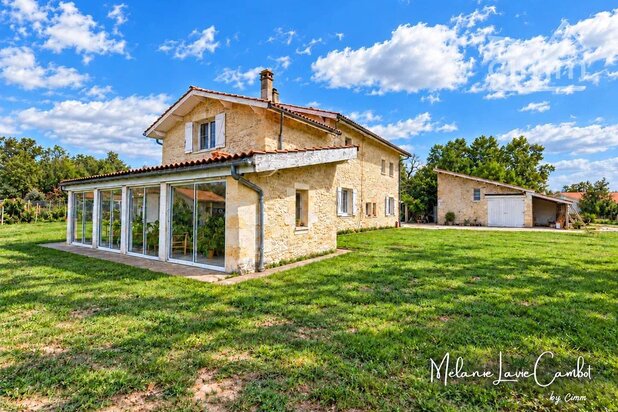 Maison avec piscine et dépendances