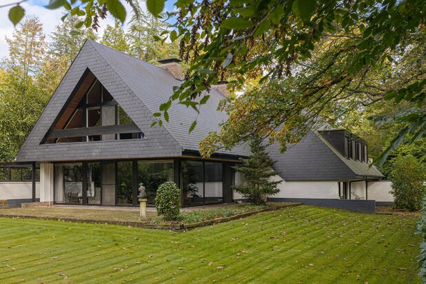 Karaktervolle villa op uitzonderlijk rustig perceel in een groene residentiële omgeving te Schotenhof!