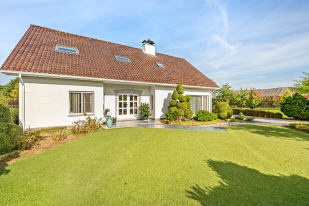 Exclusieve villa met afzonderlijke woongelegenheid, prachtige parktuin en zwemvijver op ruim 1 hectare te Diest.