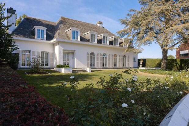 Stately spacious villa, 6 bedrooms, beautiful park garden (3,300 m²).