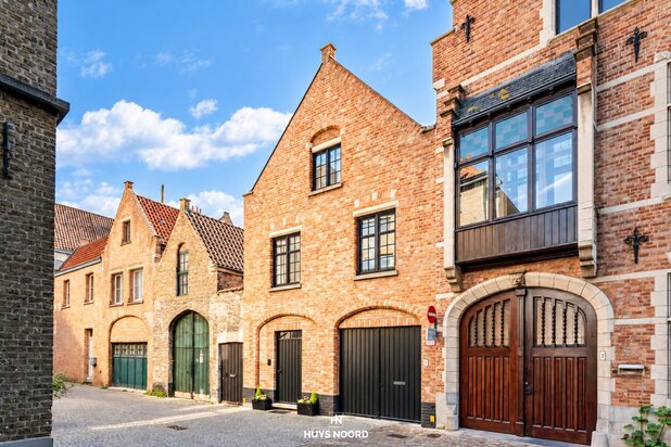 High-quality, refurbished townhouse with a double garage