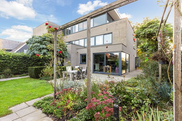 Villa te koop in Woerden met referentie 19212144683