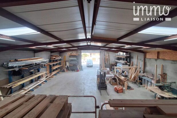 Entrepôt de 400 m2 au sol avec mezzanine de 50 m2
