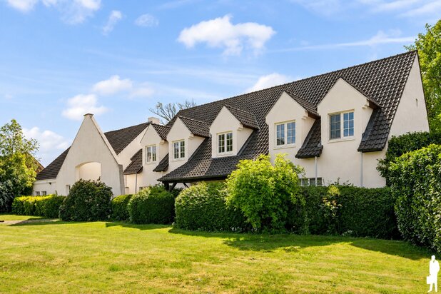 Gelegen op de grens met Brasschaat te Ekeren donk , bevindt zich dit uniek landhuis
