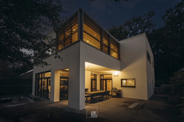 Architecturale villa  (488m²) met buitenzwembad op perceel van 1.281m² 