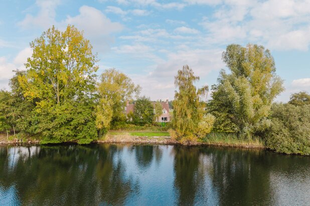 Elegant villa with a view of a beautiful lake in Zevergem