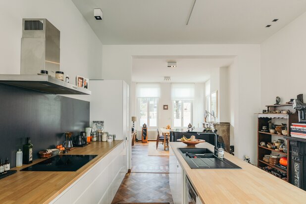 Neoclassicistisch hoekhuis + garage en veel opties