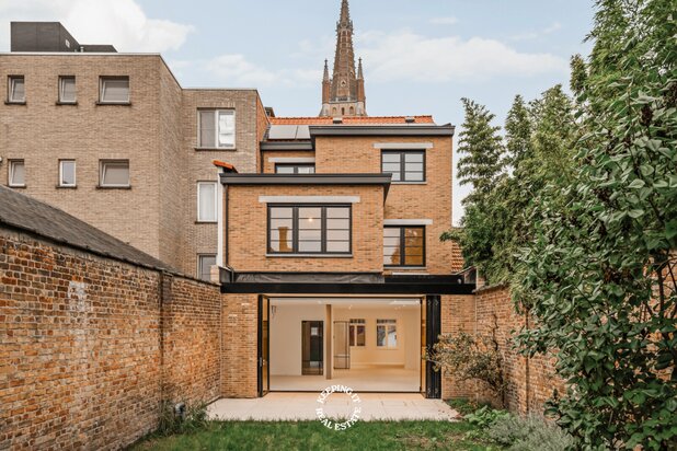 Architecturale stadswoning waar Brugse authenticiteit en hedendaags wooncomfort elkaar vinden.