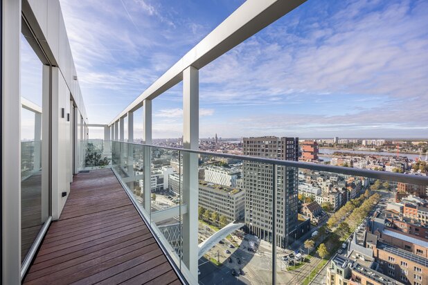 Stijlvol penthouse met panoramisch zicht op stad en haven