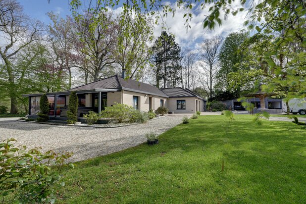 Prachtige bungalow midden in zeer groene omgeving.