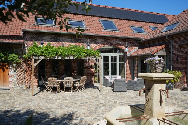Vierkantshoeve met woning en 2 appartementen