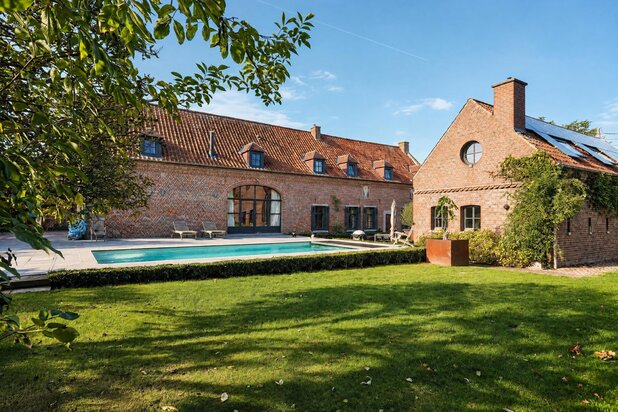 Maison de caractère avec bâtiment annexe au cœur du village