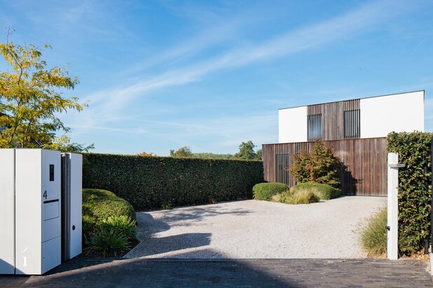 Moderne villa met zwembad en praktijkruimte