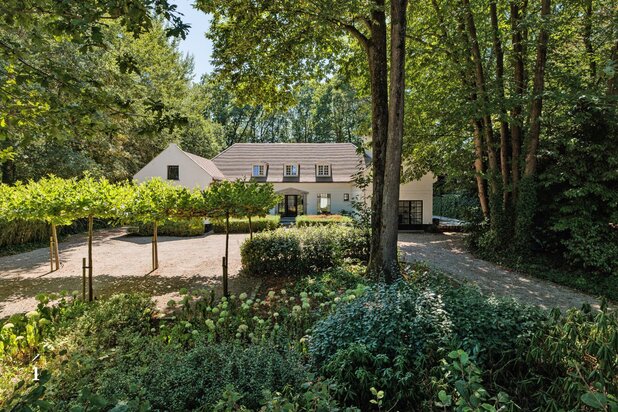 Ruime villa op 2.944 m² met zuidgerichte tuin te Deurle