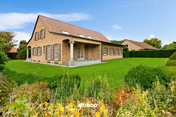 Uitzonderlijk en royaal wonen met bouwgrond op toplocatie in Brussegem