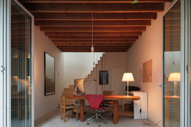 Architectuur, centrum Gent – Genereuze split-level woning met bijzondere ruimtelijkheden, dakterras, en achterliggende polyvalente praktijkruimte.