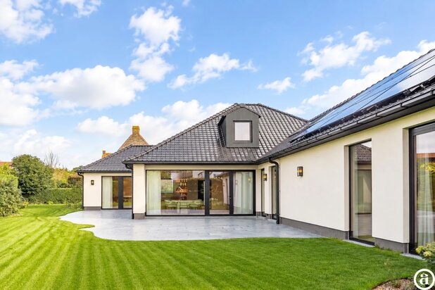 Villa rénovée avec 5 chambres, située dans un environnement résidentiel calme à Knokke.