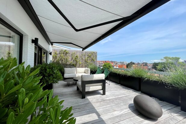 Luxurious apartment in the center of Knokke with an exceptionally spacious terrace.