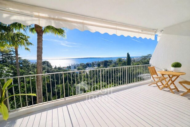 Cannes  La Californie  Vue mer panoramique 2 pièces dernier étage