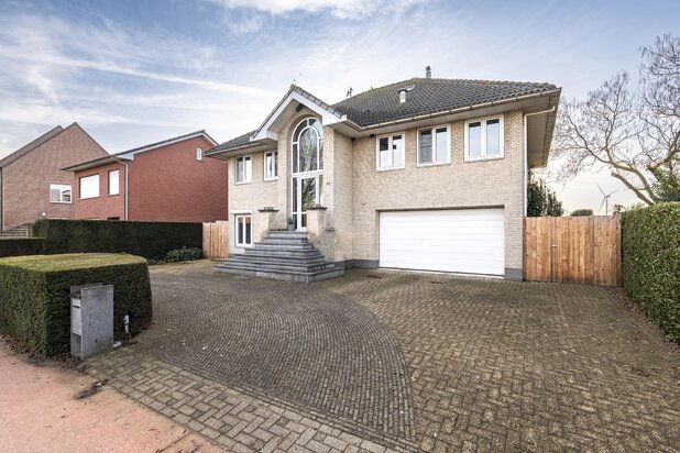 Ruime woning met weiland, paardenstallen op een mooi perceel van 8.398 m²!