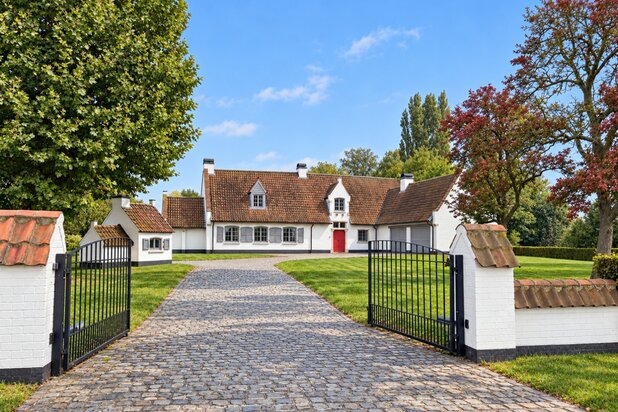 Karaktervolle villa in een royaal groen kader in Evergem