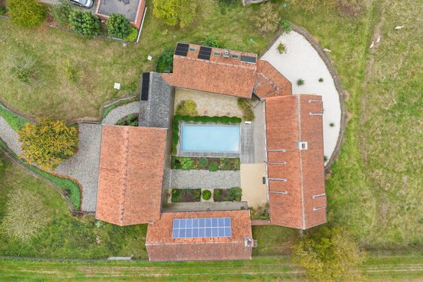 Energiezuinige, hedendaagse vierkantshoeve met zwembad, stallen en weide