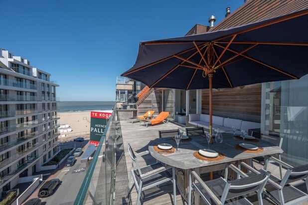 Stijlvolle duplex penthouse met ruim zonneterras en zijdelings zeezicht