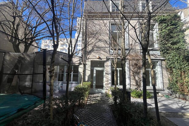 Achterhuis met 4 slaapkamers, terras en tuin