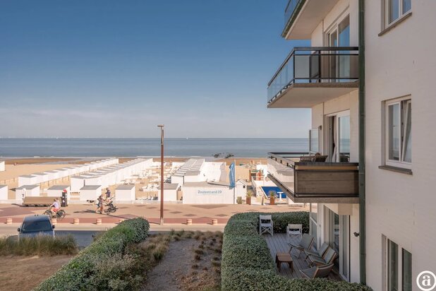 Appartement de coin luxueusement rénové avec vue sur la mer près de la digue piétonne au Zoute.