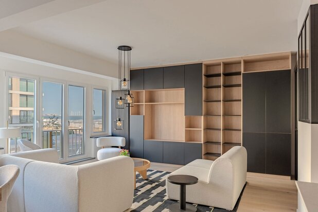 Appartement rénové avec vue latérale sur mer.