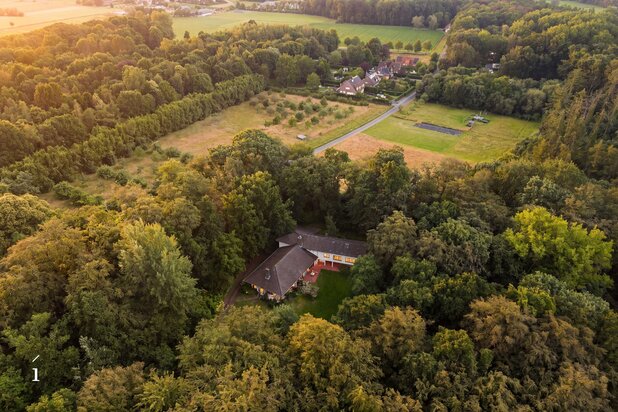 Architecturale villa op een uniek, bosrijk domein van 2ha