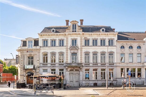 Immeuble de maître majestueux (1 000 m²) situé sur la place du Marché à Renaix
