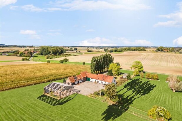 Ferme idéalement située (à démolir) sur pas moins de 8.282 m², avec plans d’architecte déjà disponibles !