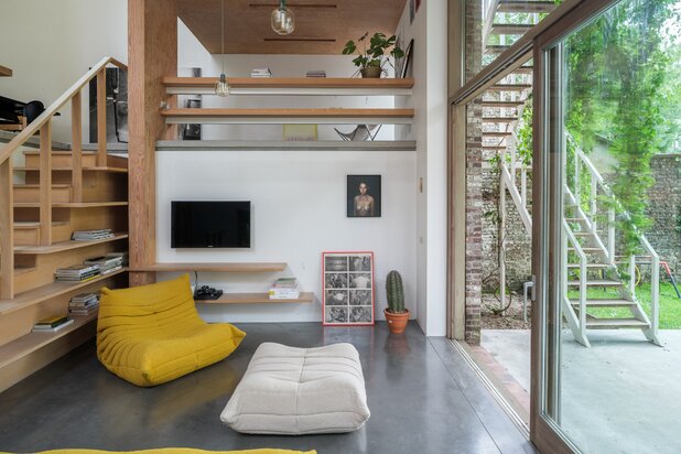 Uniek vastgoed! Uitzonderlijke architecturale split-levelwoning met vijf slaapkamers, ruime tuin en bijzonder polyvalente mogelijkheden (kantoorruimtes, shortstaystudio en handelspand), op een boogscheut van het stadscentrum.