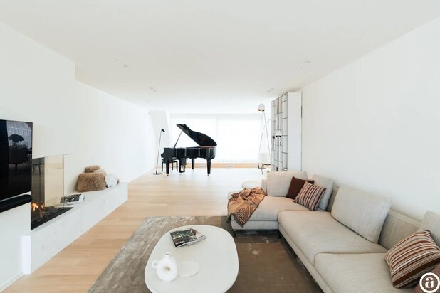 Penthouse ensoleillé avec terrasses spacieuses et vue latérale sur la mer.
