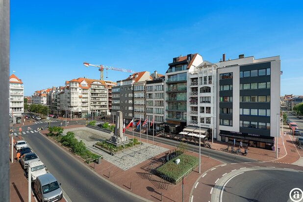 Appartement élégant situé en plein centre-ville, sur la place Burgemeester Frans Desmidt.