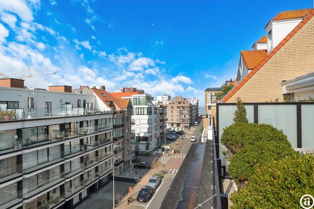 Appartement penthouse avec grandes terrasses ensoleillées près de la plage.