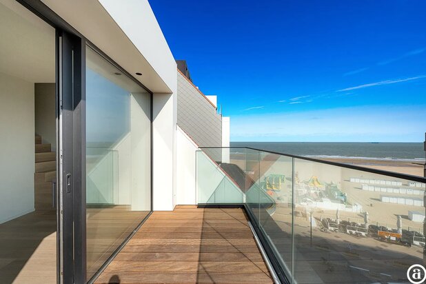 Appartement-duplex neuf avec une magnifique vue latérale mer