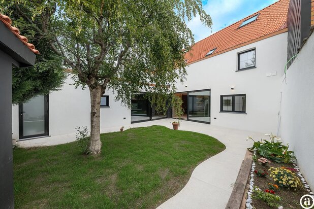 Maison de ville de caractère à double largeur avec garage intégré, agréable jardin de ville et exce