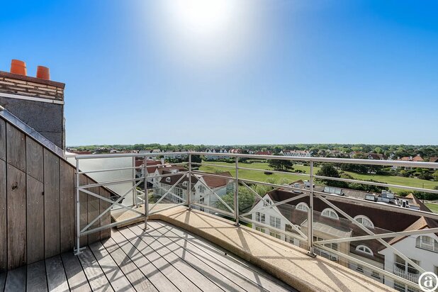 Appartement duplex penthouse ensoleillé et rénové au Zoute. 