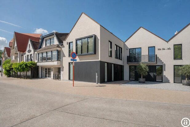 Maison récente située sur la place Oosthoekplein, un lieu plein de charme.