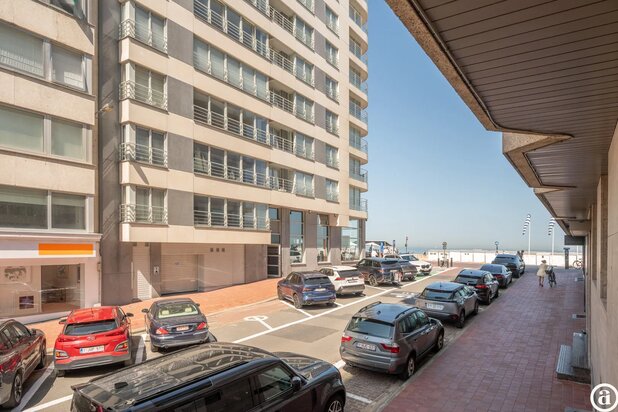 Appartement luxueusement rénové avec vue latérale sur la mer à Knokke