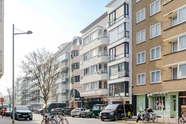 Appartement luxueusement rénové avec vue sur la place Van Bunnen.