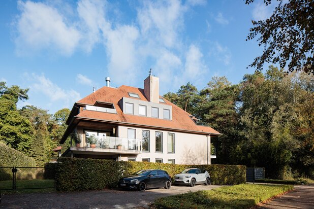 Kwalitatief afgewerkt tuinappartement met 2 garages