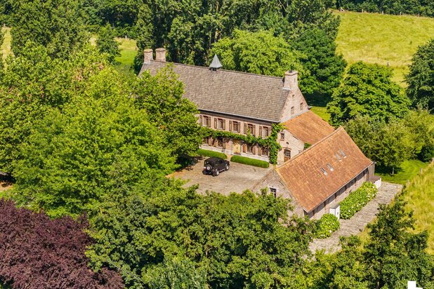 Authentieke, multifunctionele vierkantshoeve in Desselgem!